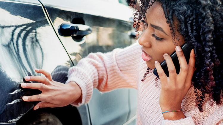 A woman is on the phone with her 州立农场代理